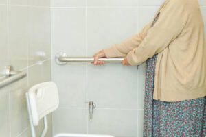 seguridad en el baño de personas mayores